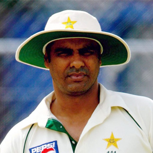 Test Career of Waqar Younas